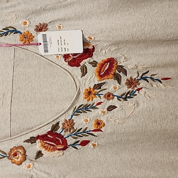 NEW Caite by Athleta Jay v neck floral heathered ivory tee - Picture 5 of 8